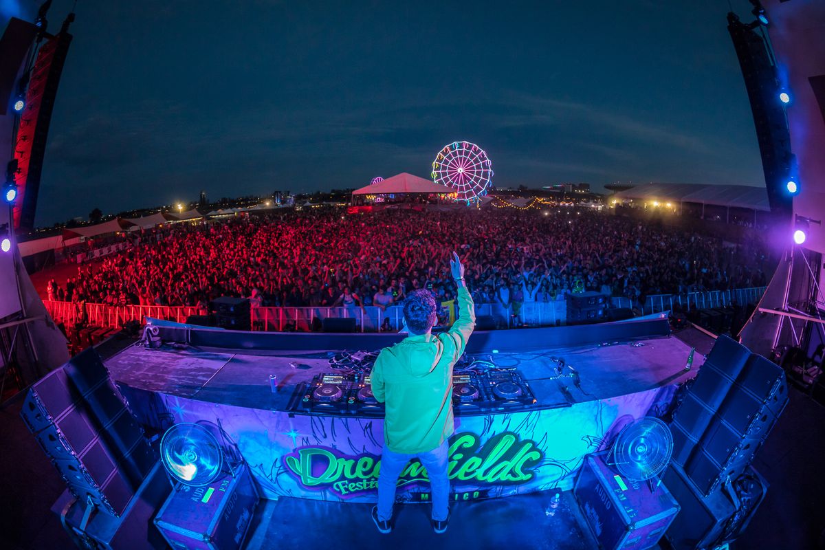 CHASER pointing to the Dreamfields crowd
