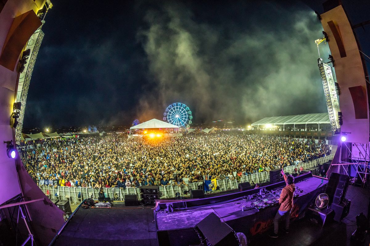 The full Dreamfields crowd seen from the stage